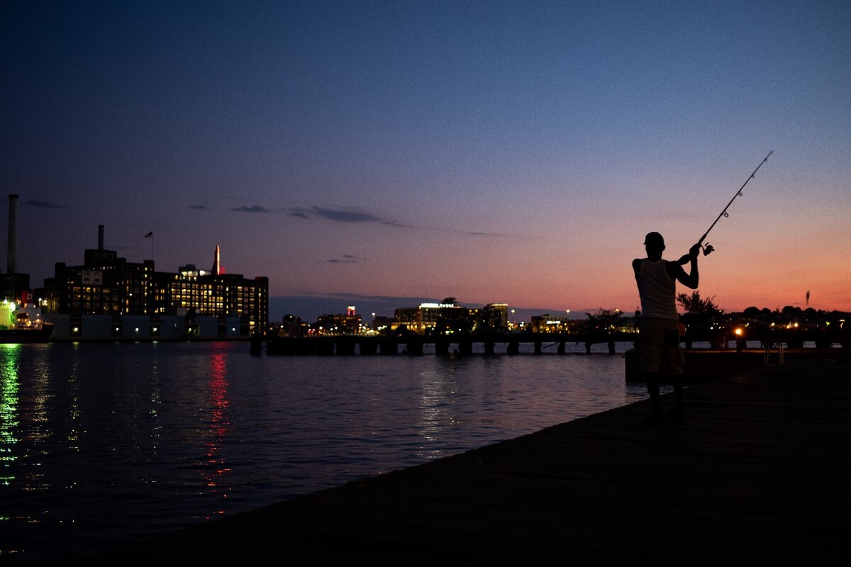 09/08/2019,傍晚垂钓者<br />
Inner Harbor, Baltimore