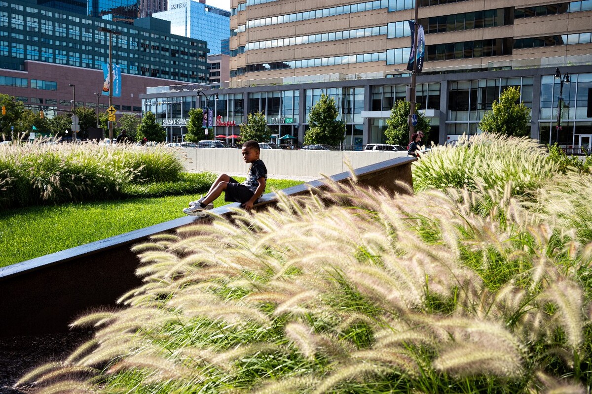 08/09/2019, 休息的男孩和狗尾巴草<br />
Inner Harbor, Baltimore