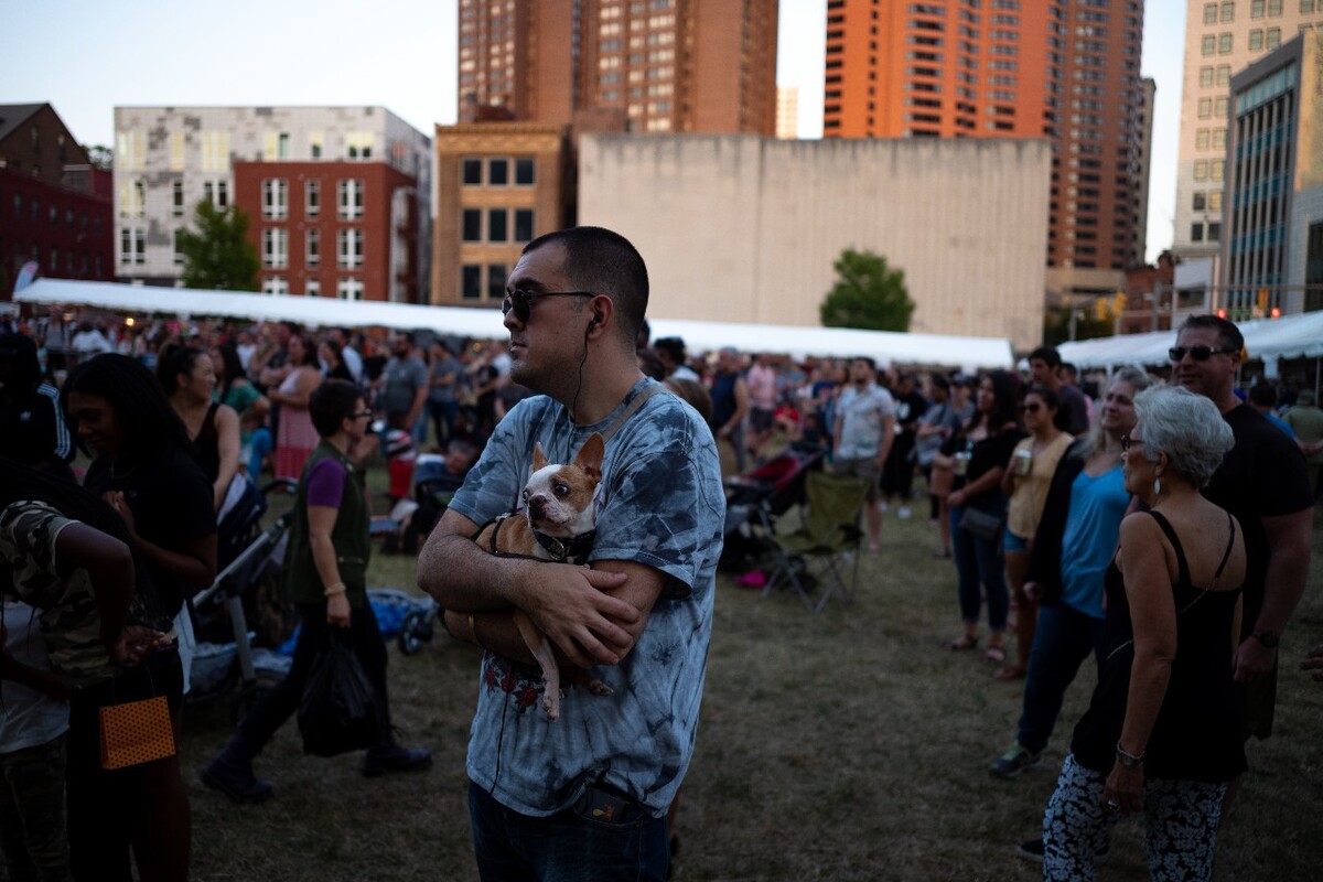 09/21/2019,参加夏末节日的游客和他的狗<br />
Downtown, Baltimore