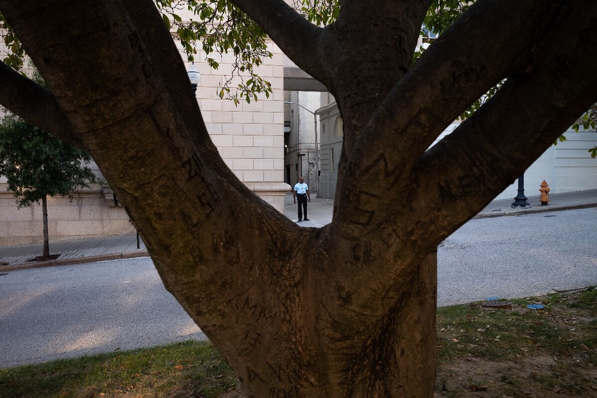 09/21/2019,巡逻的警察<br />
Downtown, Baltimore