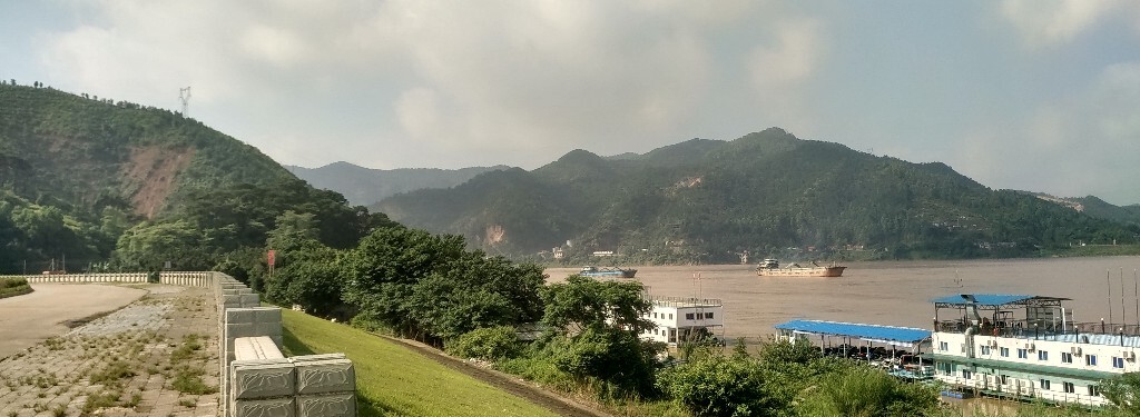 固如长城的堤岸。