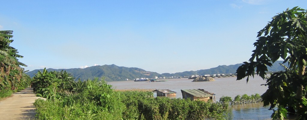 水淹大片河滩菜地与农具屋。