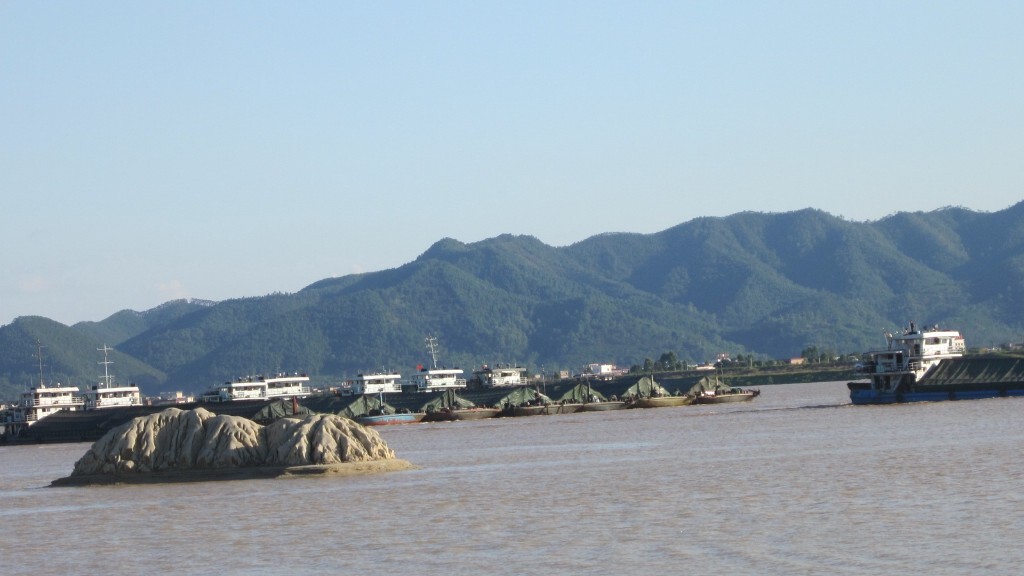 涨水后，砂丘变砂岛。