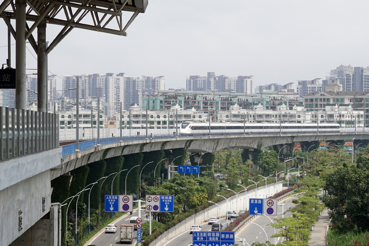 一只crh6准备准备进明珠站