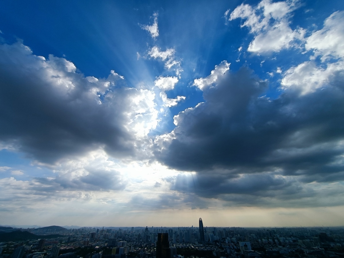 济南天空出现丁达尔效应