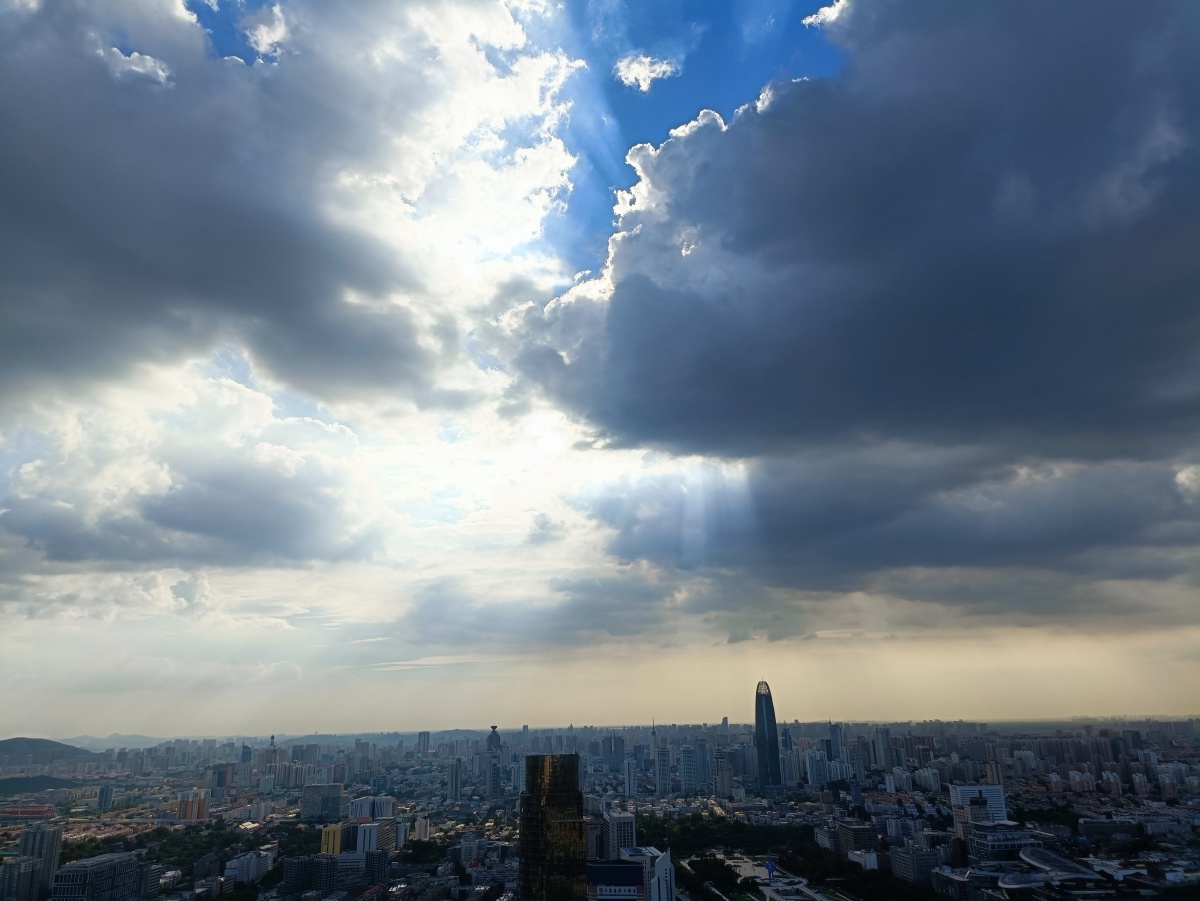 济南天空出现丁达尔效应