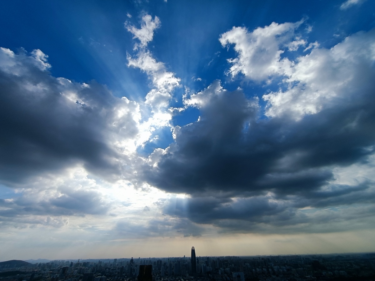 济南天空出现丁达尔效应