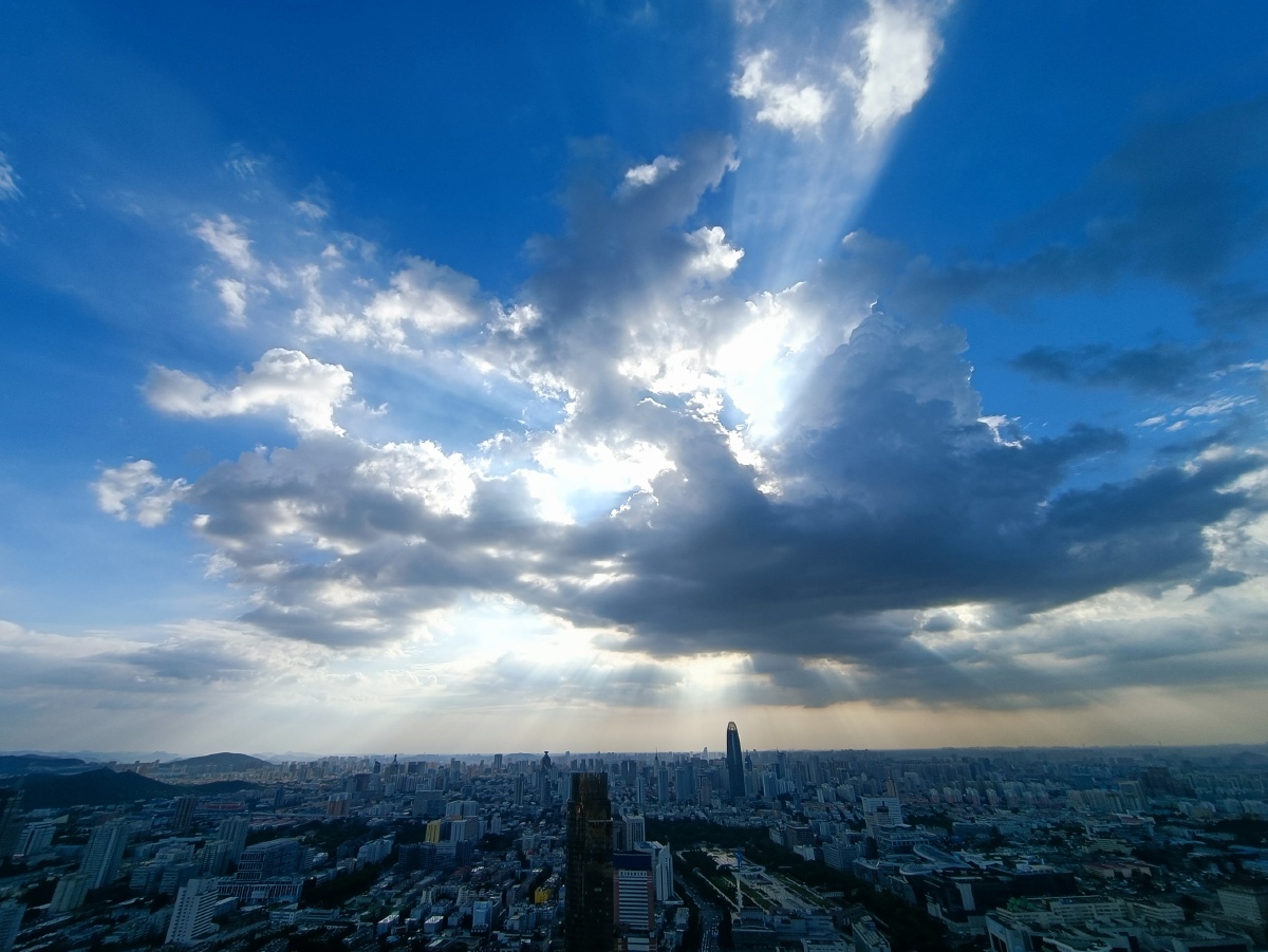 济南天空出现丁达尔效应
