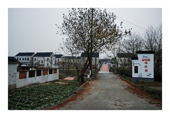 908702