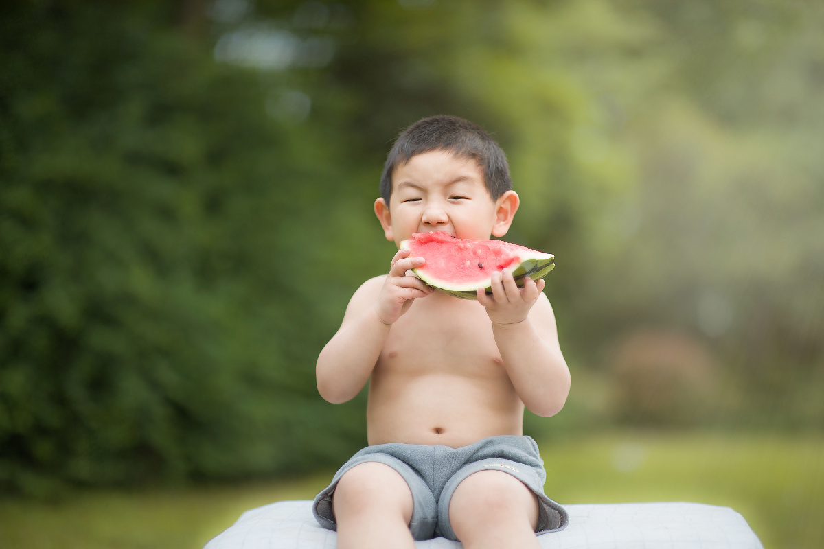 光膀子吃西瓜和夏天更配喔