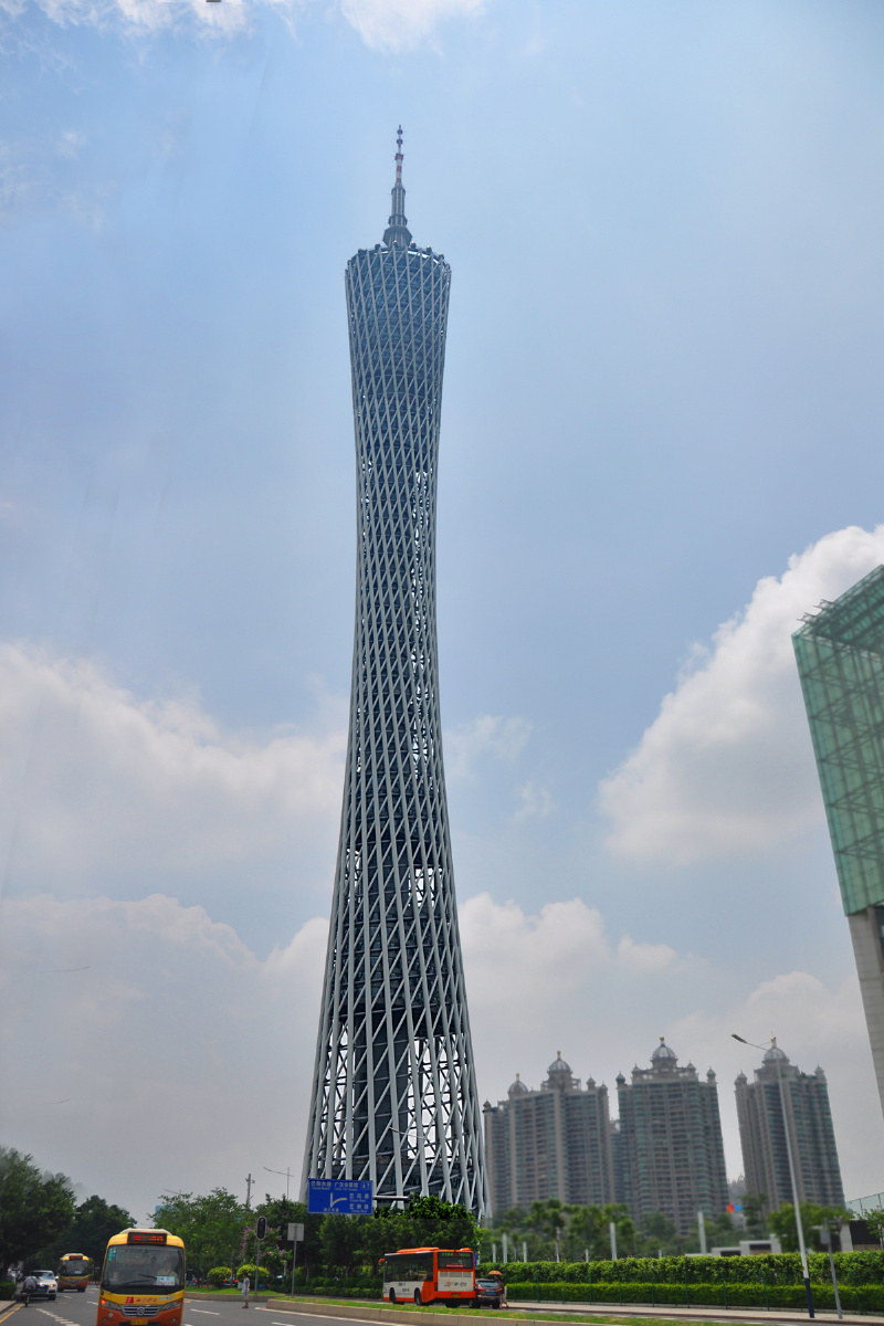 广州珠江边高耸入云的广州电视塔,它高达600米,已成为世界第一高塔
