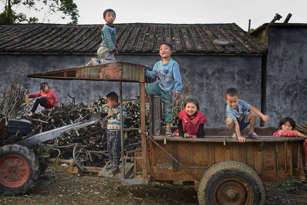 手扶拖拉机上的玩童