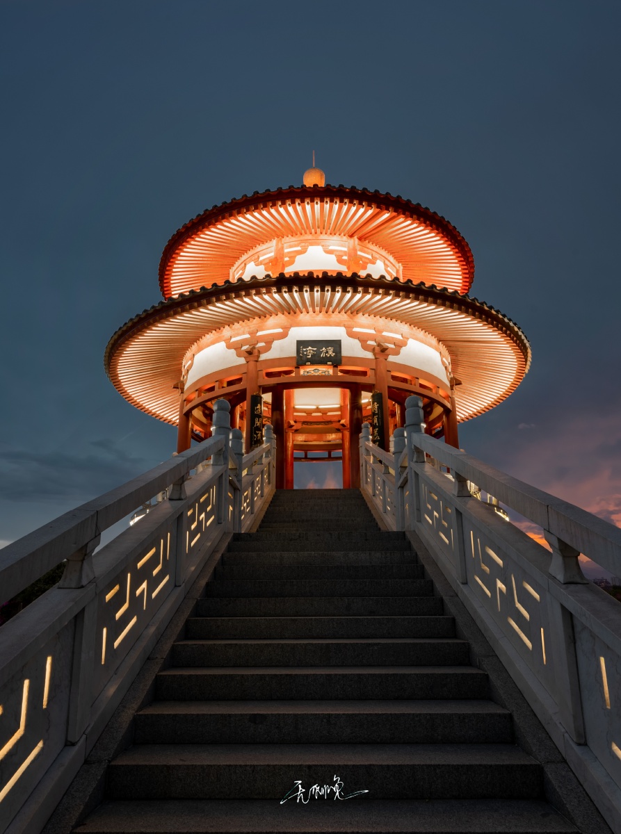 大唐芙蓉园旗亭等到华灯初上在些许晚霞和静谧的天空衬托下让人忍不住