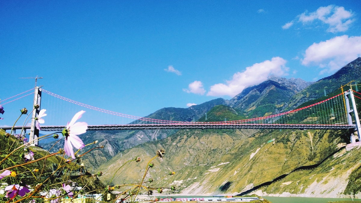 川藏第一桥的雅康高速泸定大渡河兴康特大桥全长1411米跨径1100m总