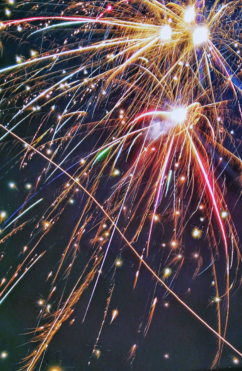 每年除夕的固定节目手机拍烟花近距离感受烟花的轨迹