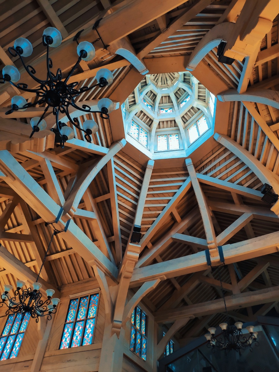 中华圣公会救主堂,位于佟麟阁路85号.