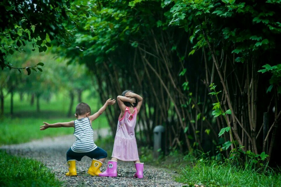 雨后的姐弟俩