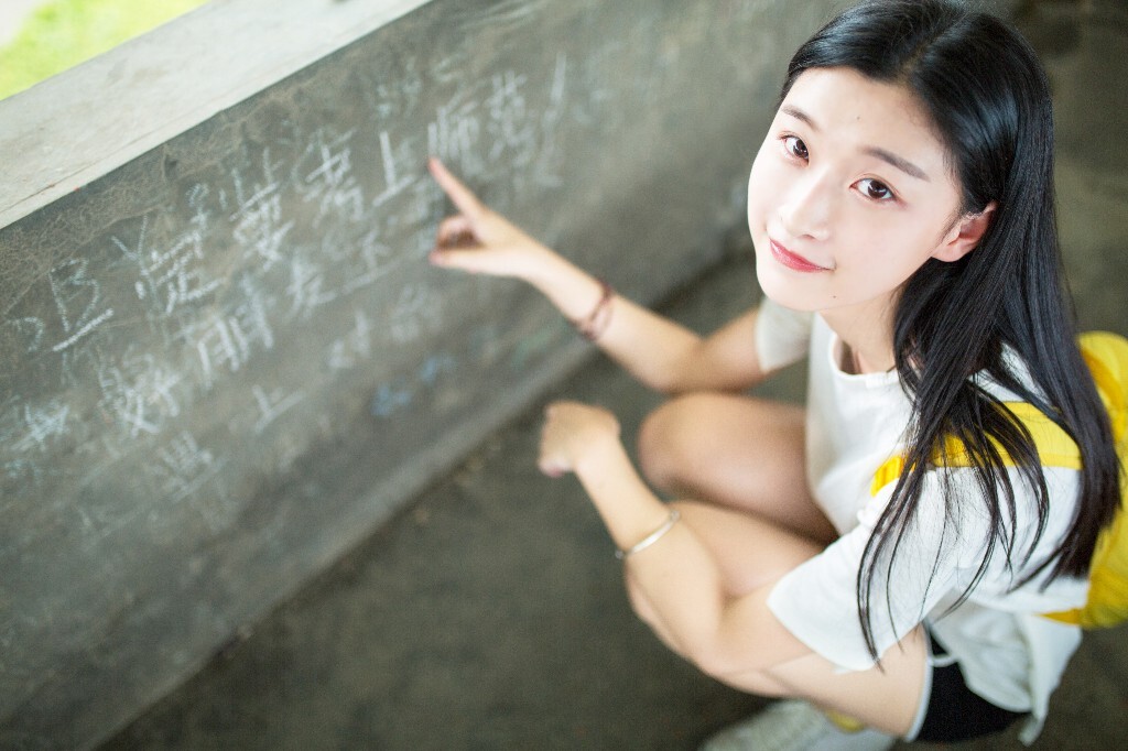 两年里我经常路过这里，不过今天是毕业后我第一次进来。那些还在补课的学生，和我当年过着一样不知福的生活。我甚至可以想象出他们眼中看到的东西，但是我已经记不清楚当时自己生活中的样子了。今天我来给别人拍照，我很希望被拍的是我，多年后看照片的也是我。