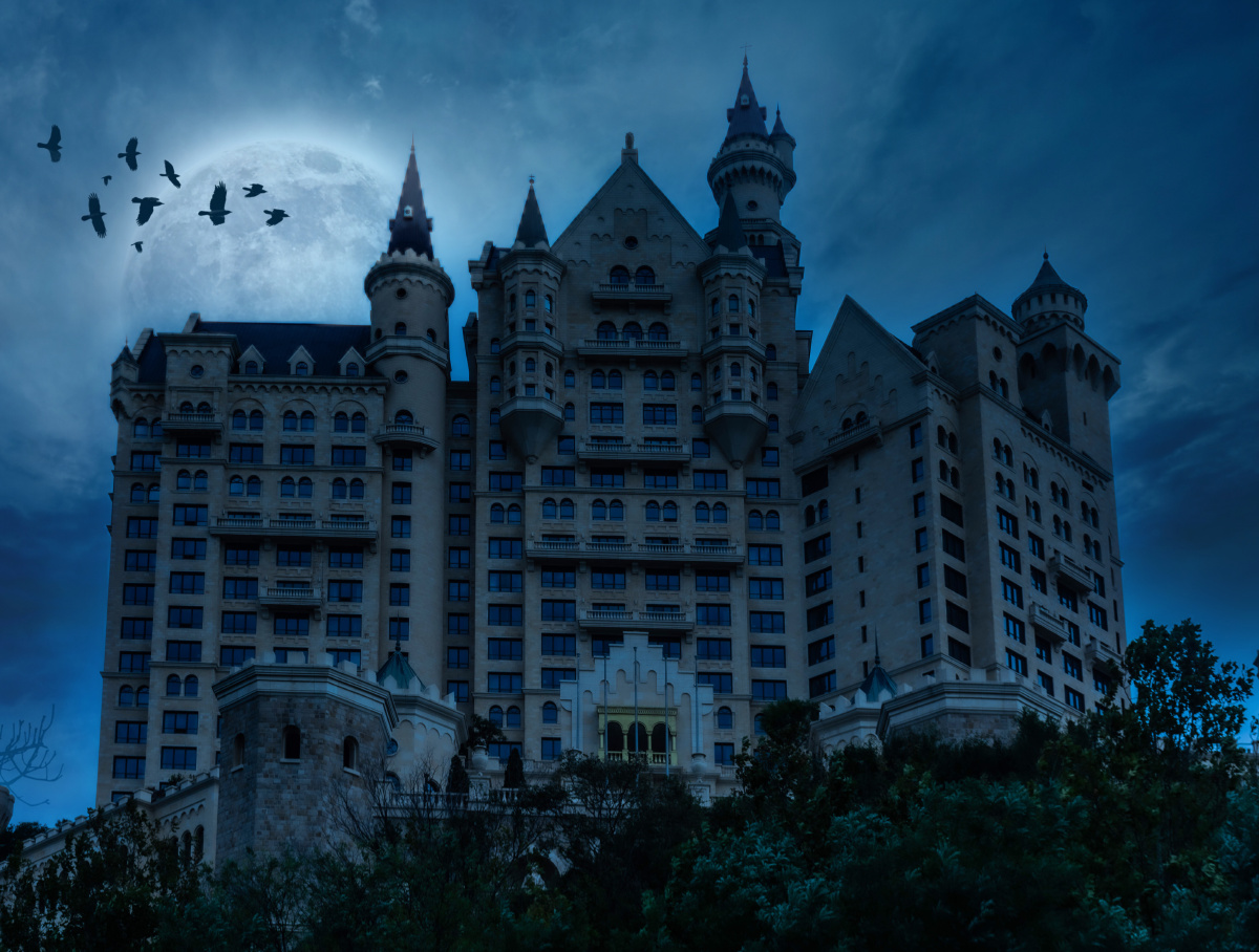 城堡自己拍的月亮合成的暗月古堡