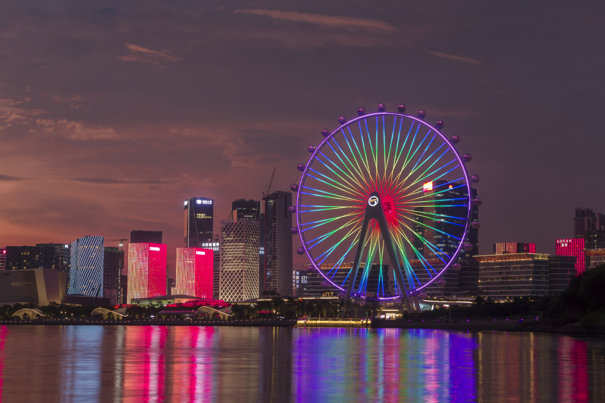 晚霞中的前海摩天轮