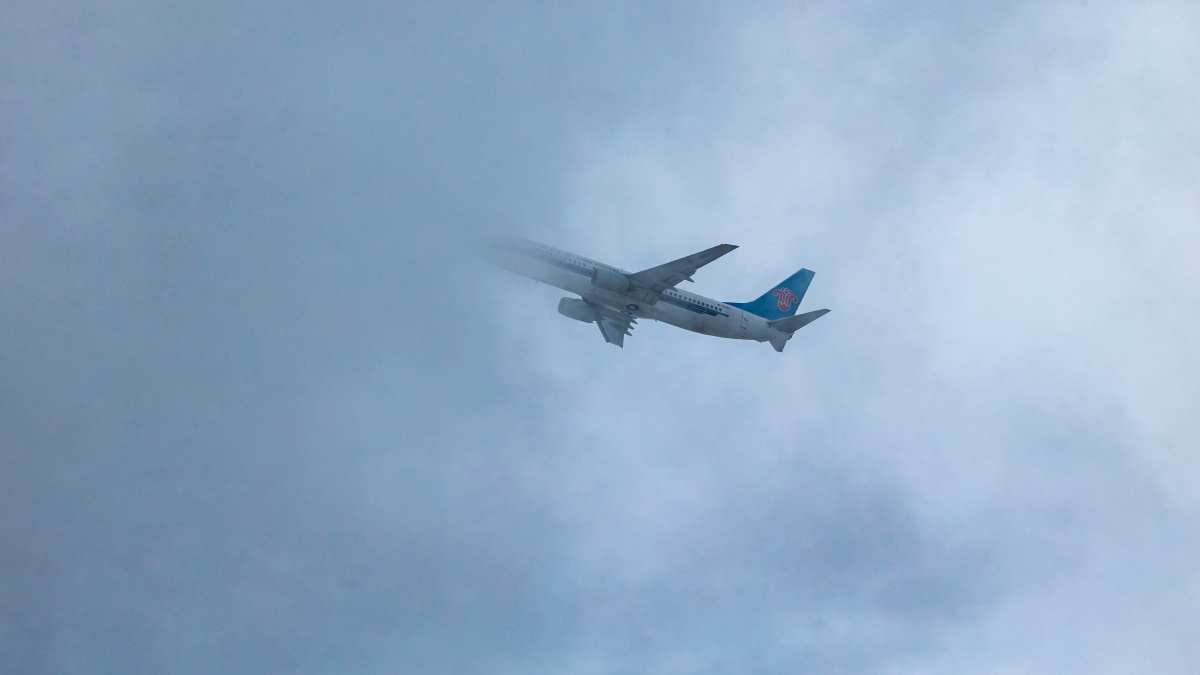 南方航空公司飞机穿越云层