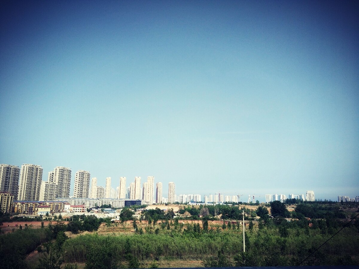 校园天台，赏美丽风光。心情随风飘荡，飘向远方。