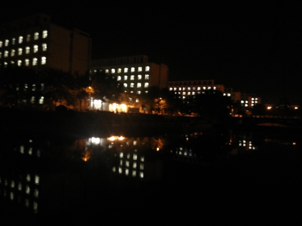 美丽的校园夜景，灯火闪烁。