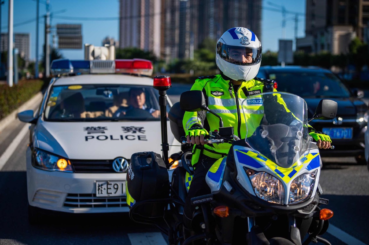 为北海市交警支队拍摄宣传片致敬辛劳的警察