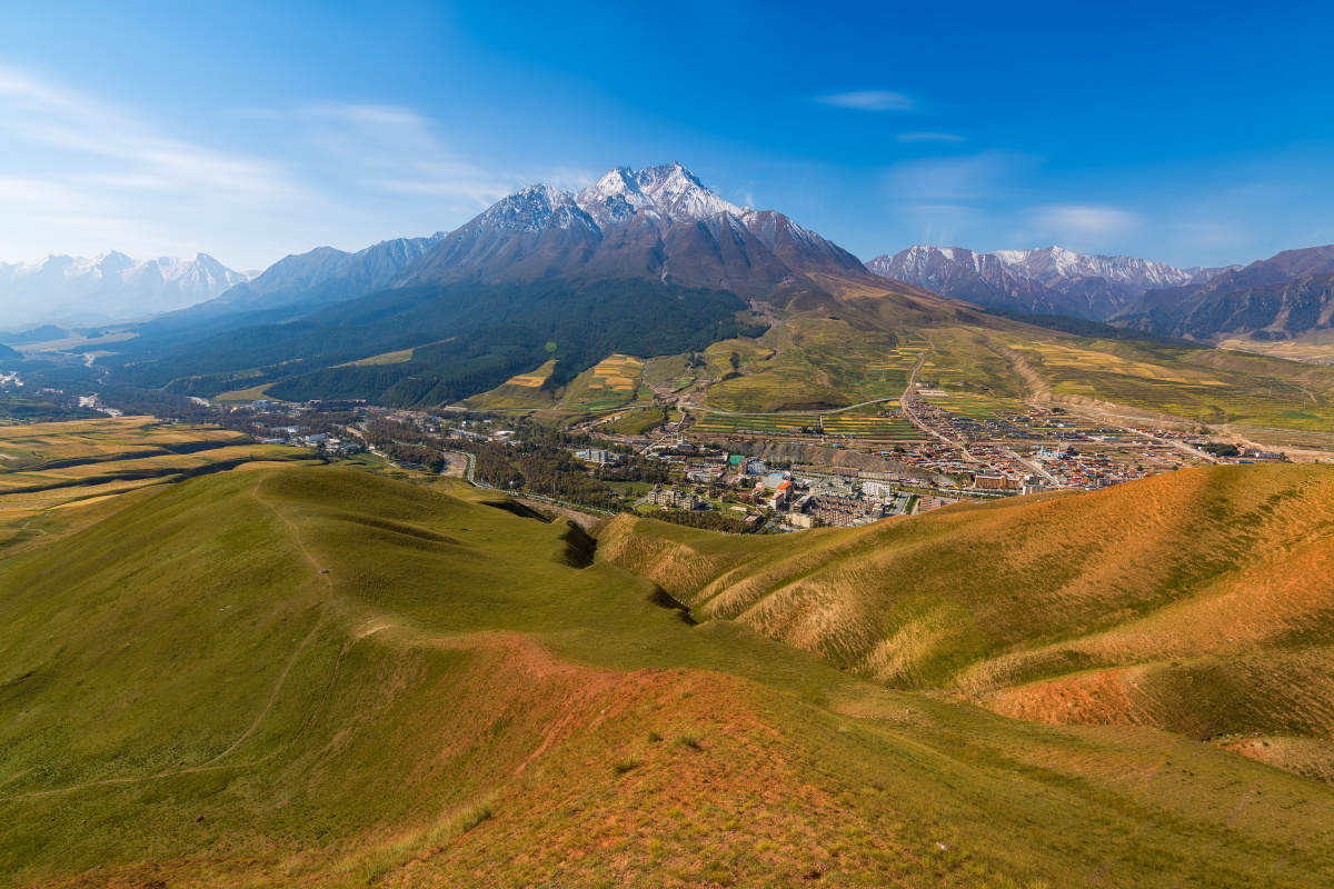 祁连卓尔山景区的牛心雪山.
