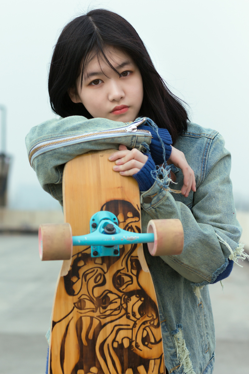 牛仔少女与长板的故事