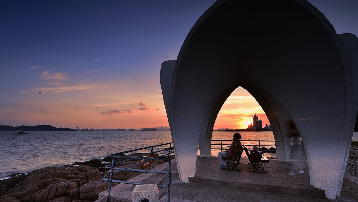 青岛傍晚的观海人