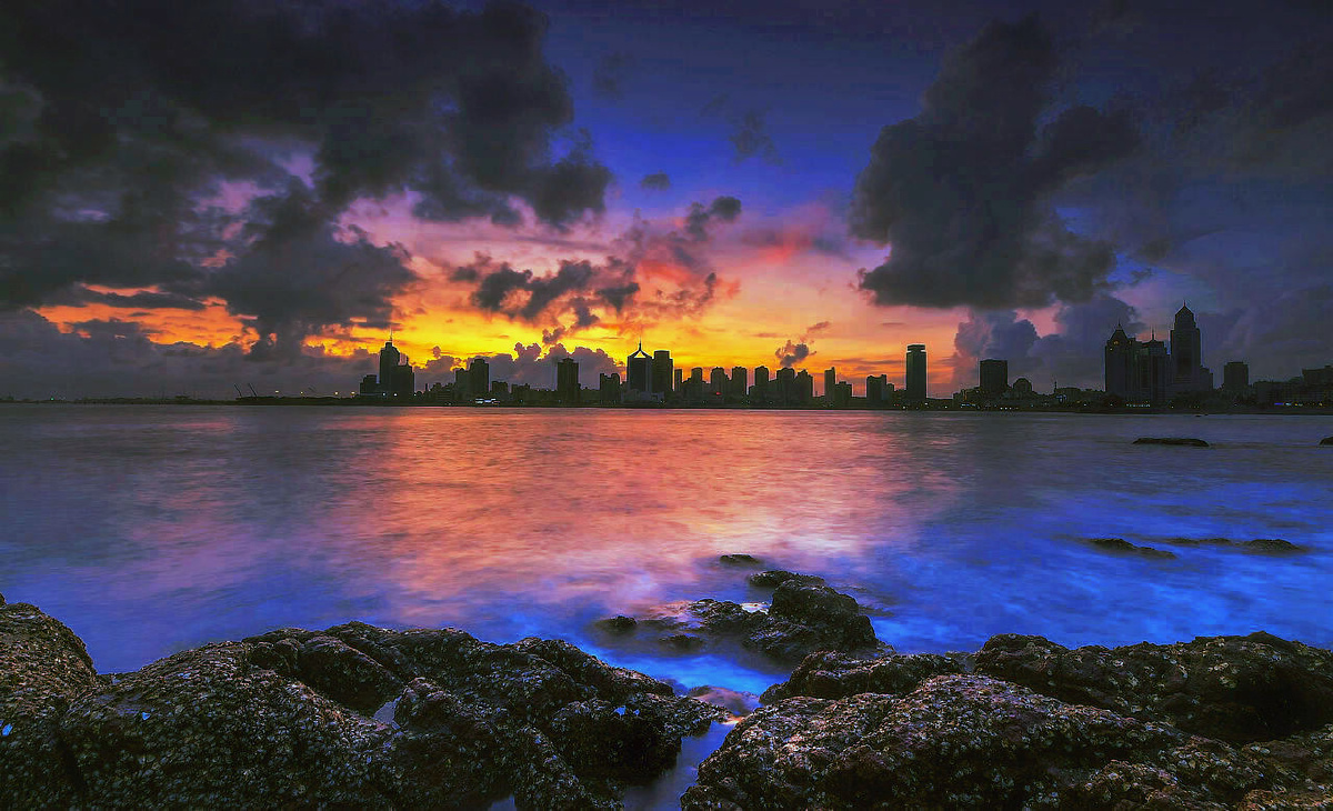 本片摄于青岛傍晚的海边