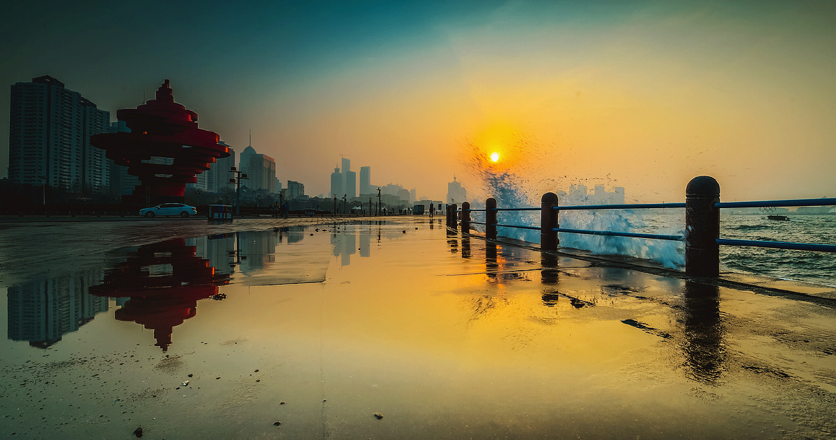 青岛的海滨日出