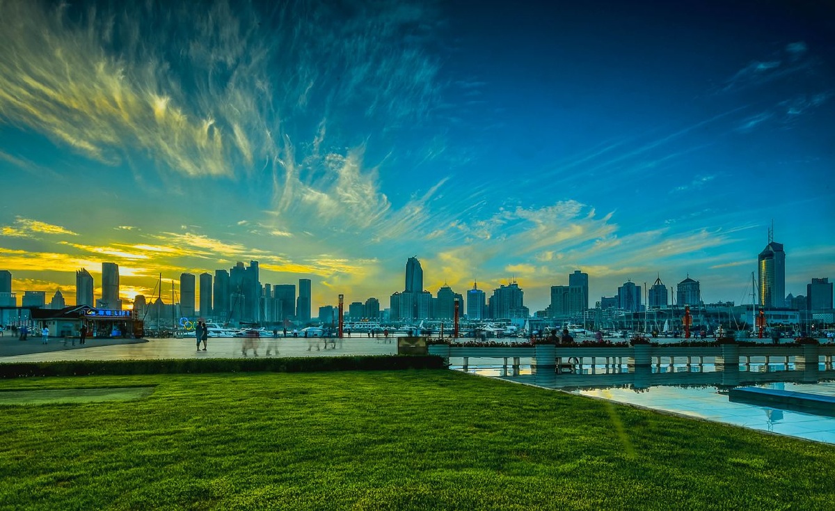 青岛傍晚的城市