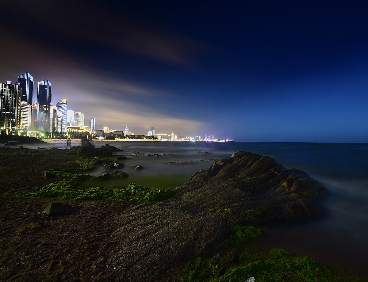 青岛夏日的海边夜色