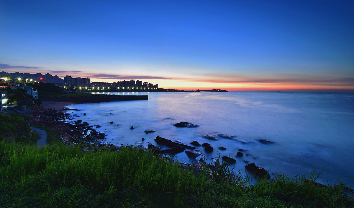 青岛晨曦中的海