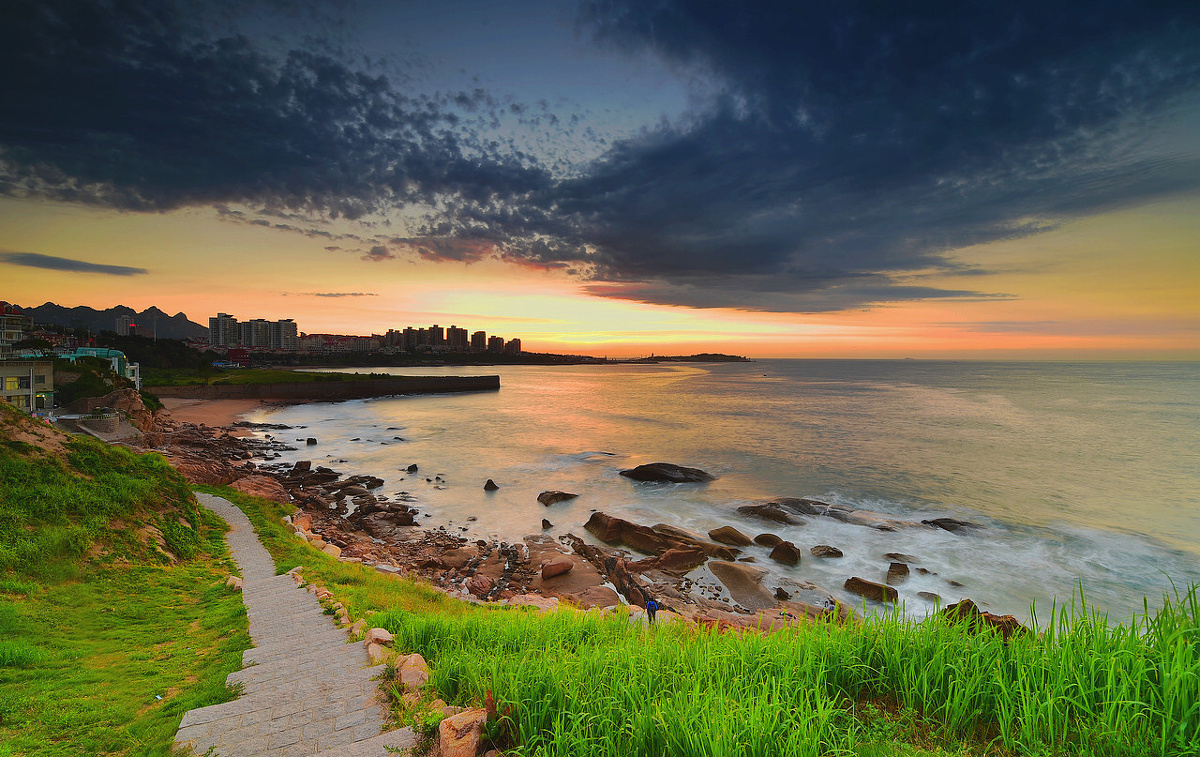 青岛的海滨晨色