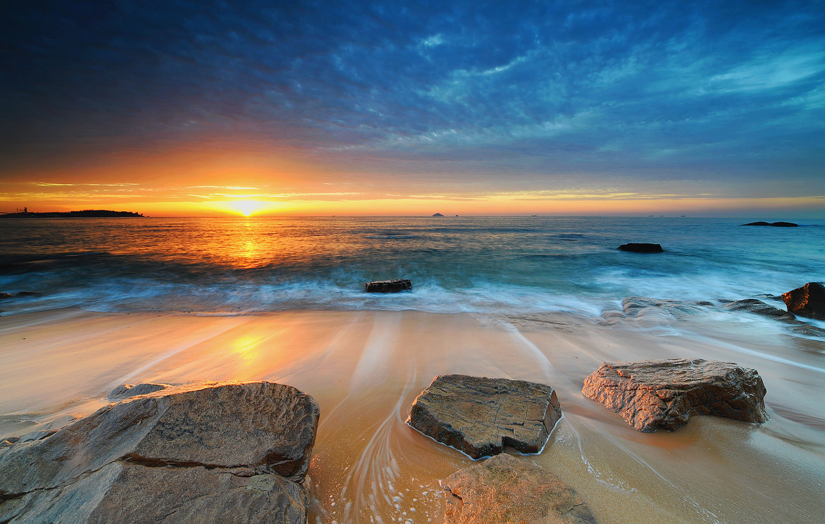 近日青岛的天气颜值极高,本片摄于青岛今天清晨的海边.