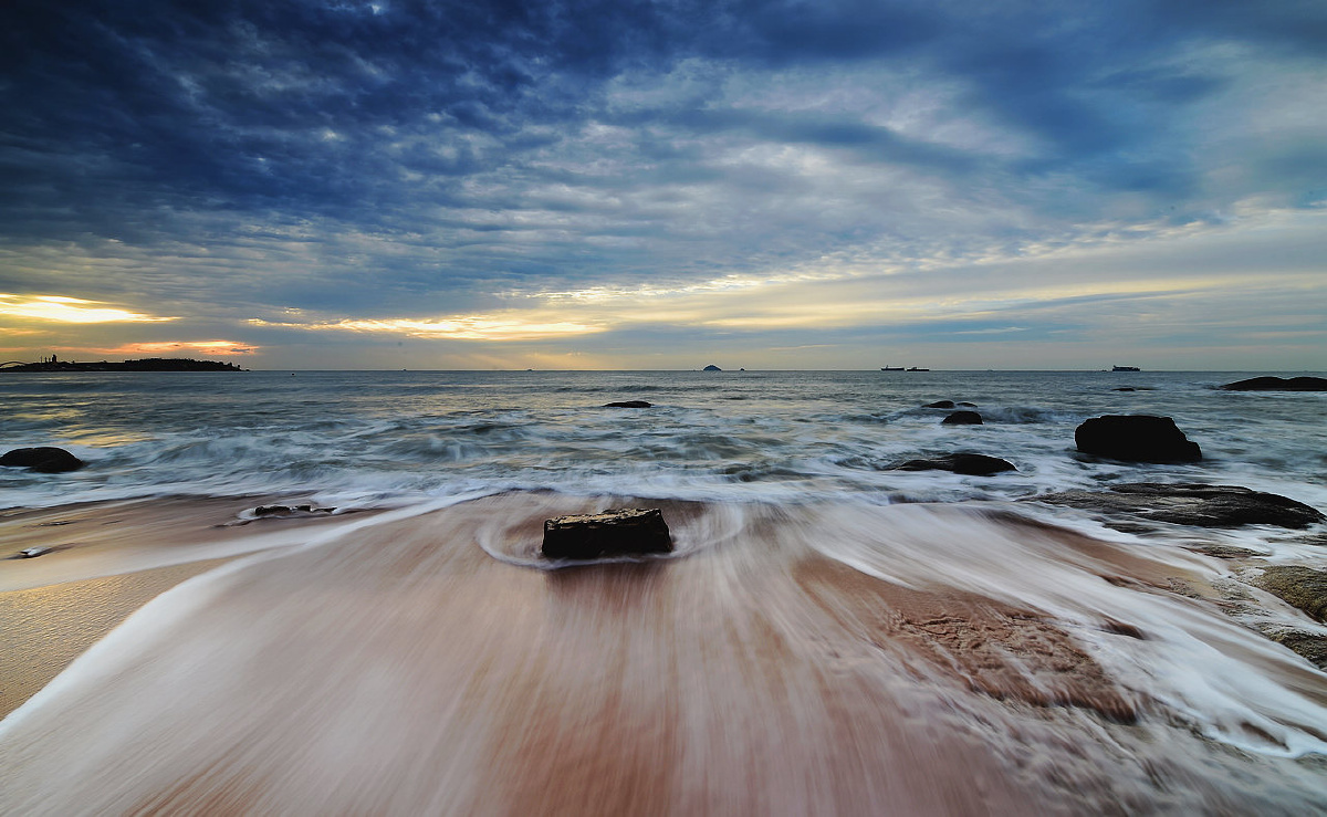 青岛清晨的细浪