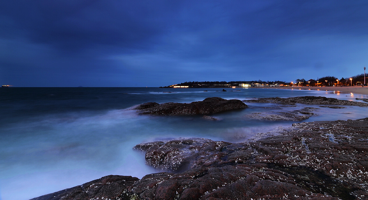青岛夜色中的海