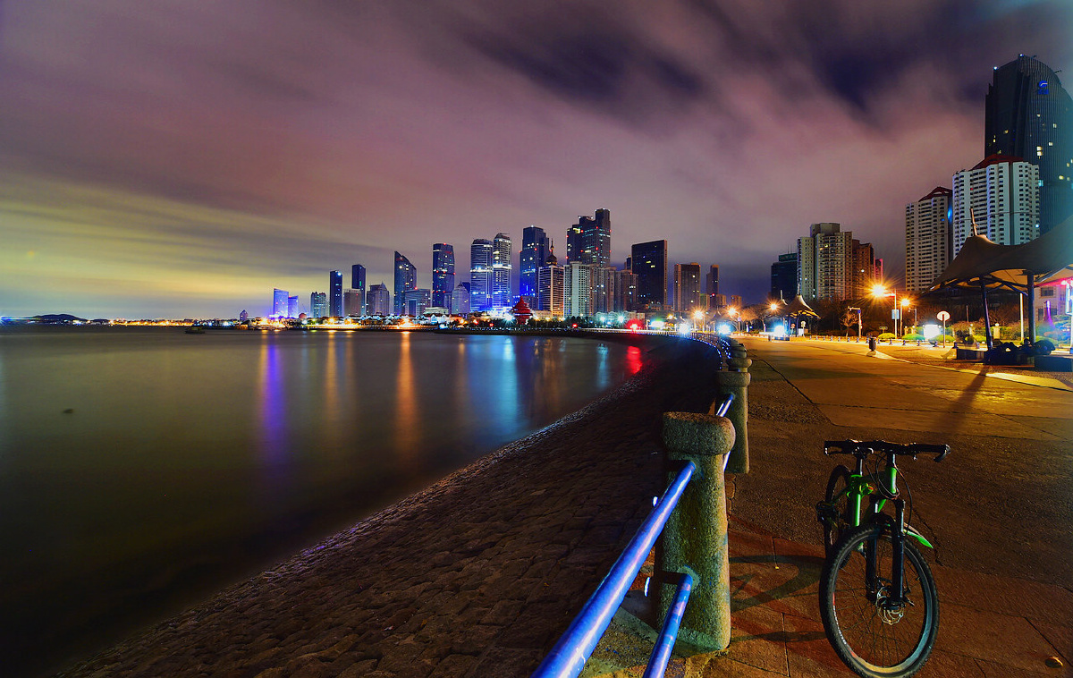 青岛夜色中的海滨