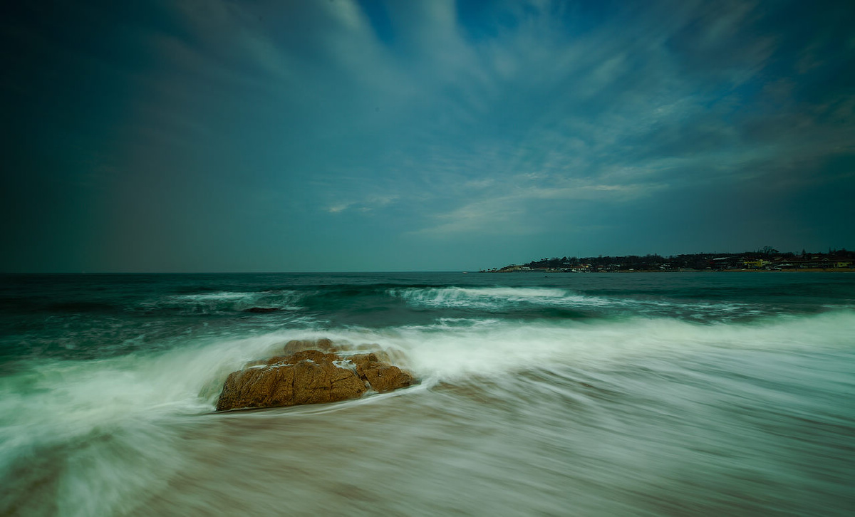 青岛清晨的细浪