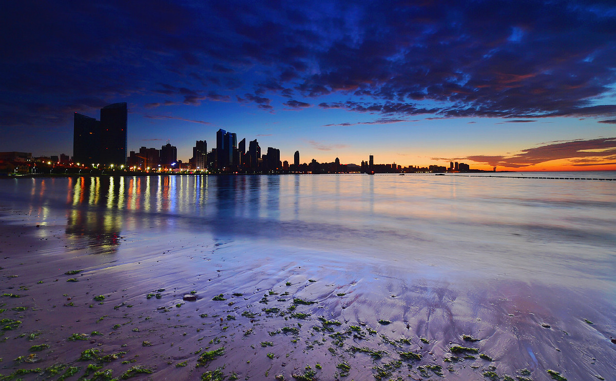 本片摄于青岛夏日清晨的海边