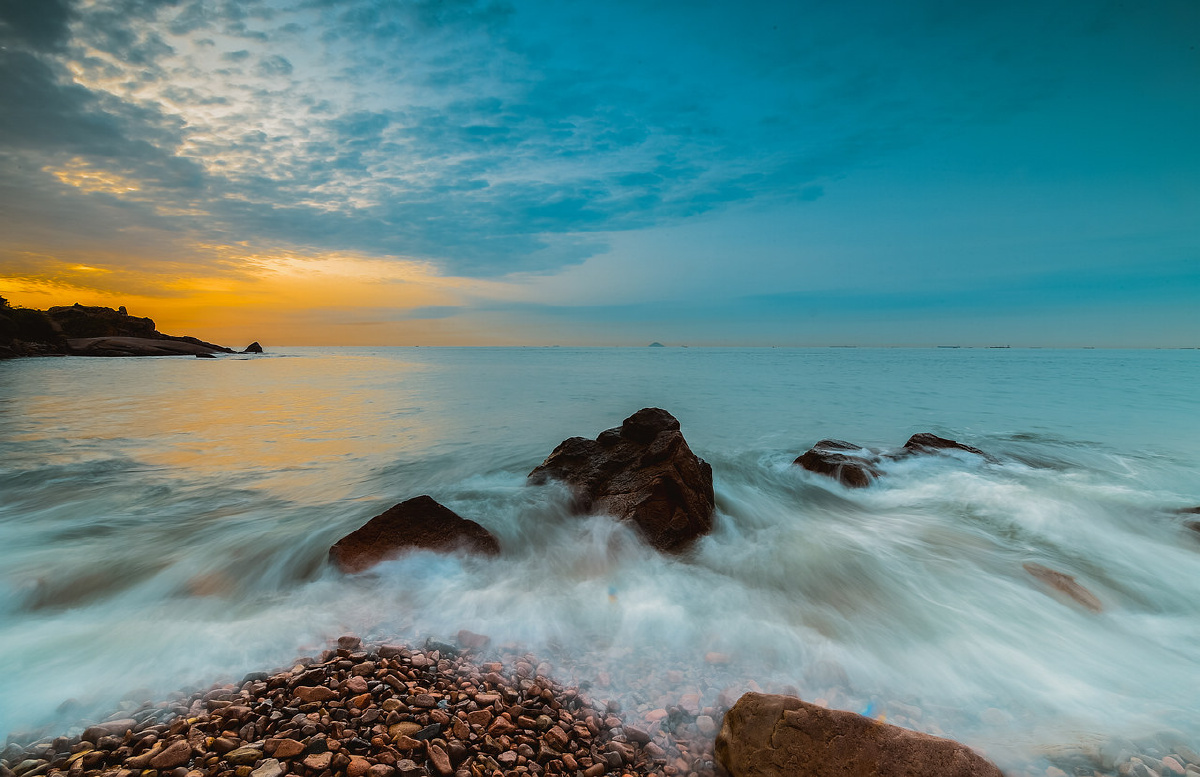 青岛晨光中的浪与礁
