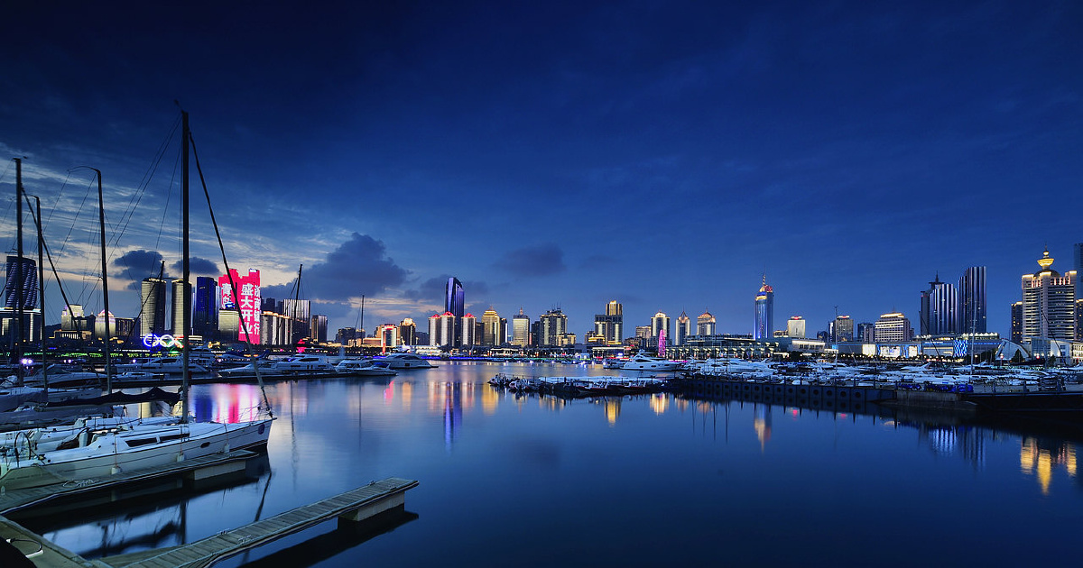 青岛华灯初上的港湾