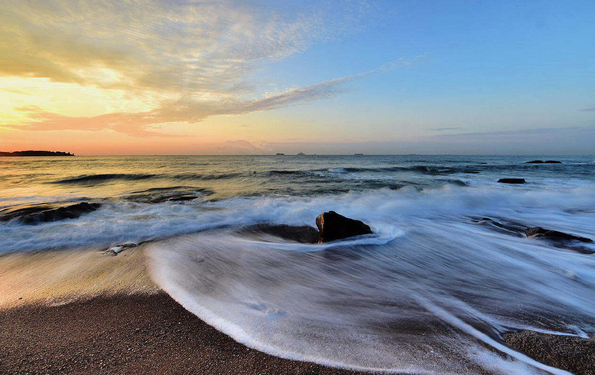 青岛清晨的细浪