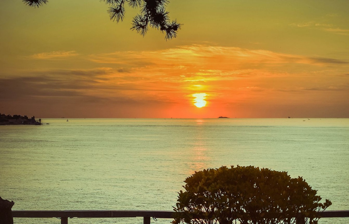 青岛的海上日出