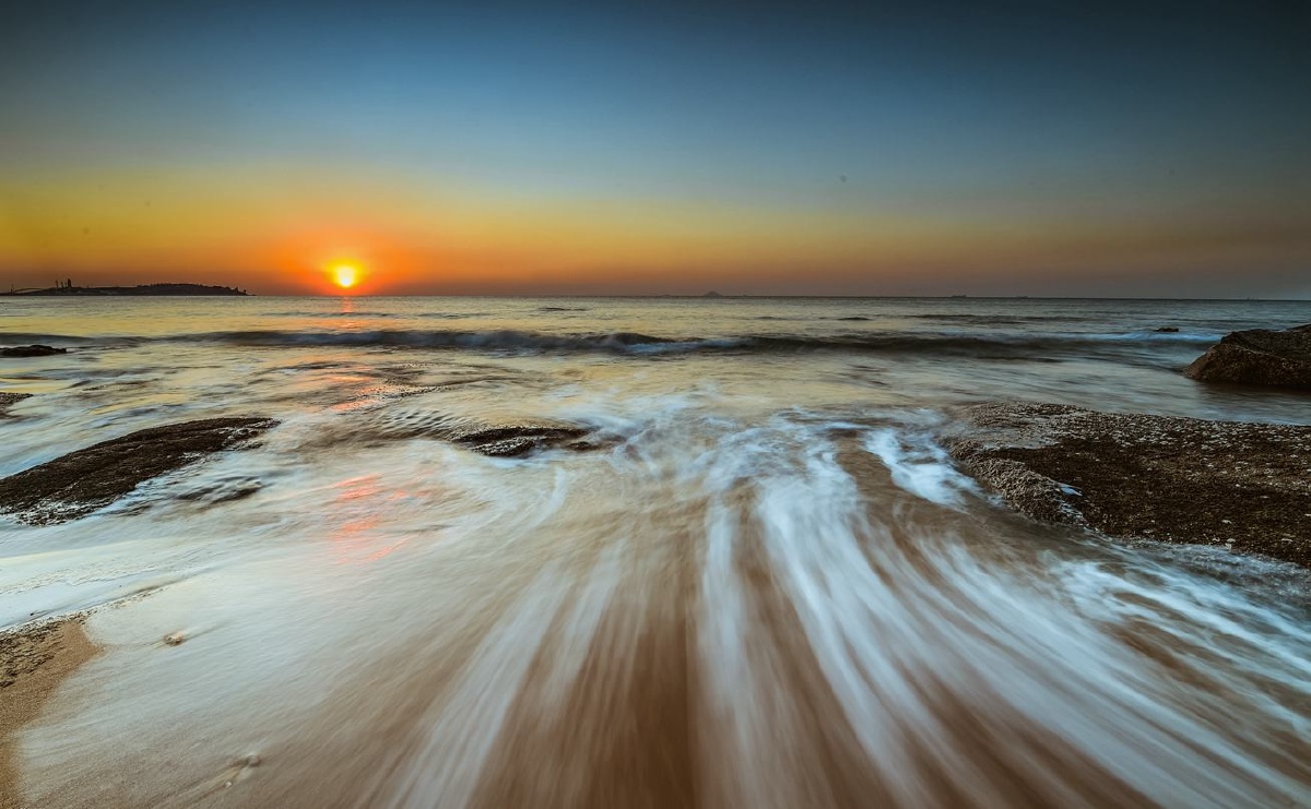 青岛日出中的细浪