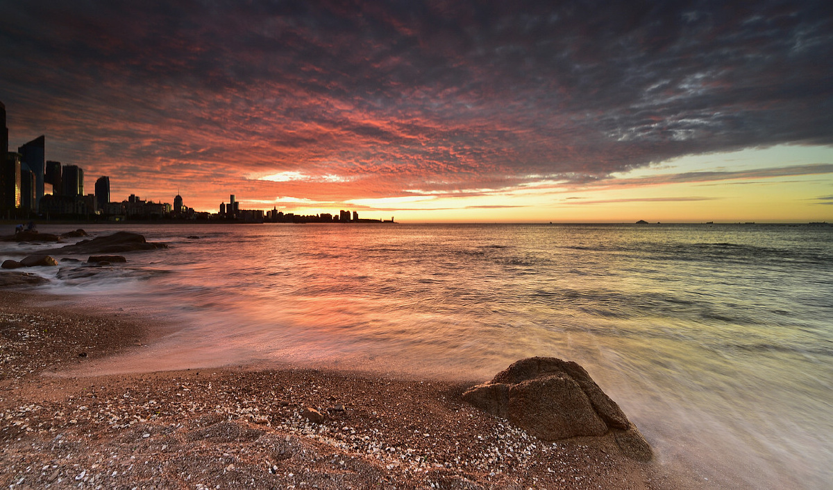 青岛朝霞中的海