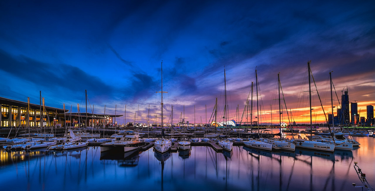 青岛晚霞中的港湾